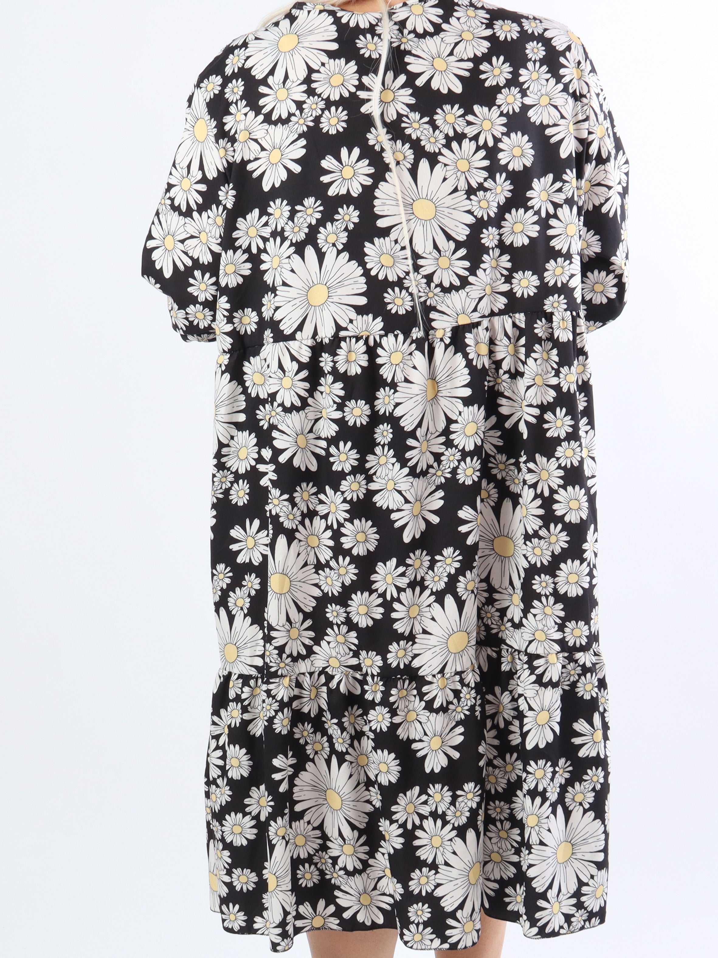 Marguerit - Söt klänning i plus size med vackert margueritmönster